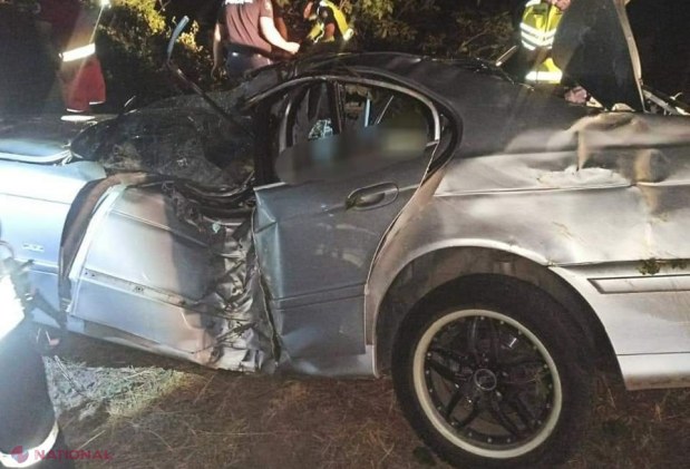 FOTO // Cu BMW-ul direct în copac, la Fălești: Şoferul de 21 de ani a decedat pe loc, iar pasagerii lui au ajuns în stare gravă la spital