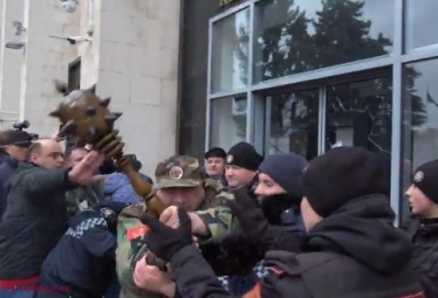 Premierul Ion Chicu, despre SPARGEREA cu BUZDUGANUL a ușii Guvernului: „E o dovada că detești edificiile țării și STATALITATEA”. Cine ar sta în spatele combatanților