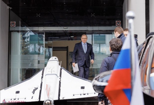 VIDEO, FOTO // Dodon a pregătit ieri TERENUL, iar ambasadorul neacreditat al Rusiei a expus poziția Moscovei în privința dronei prăbușite la Florești. Lui Ozerov i s-a adus dovada pe scările MAE