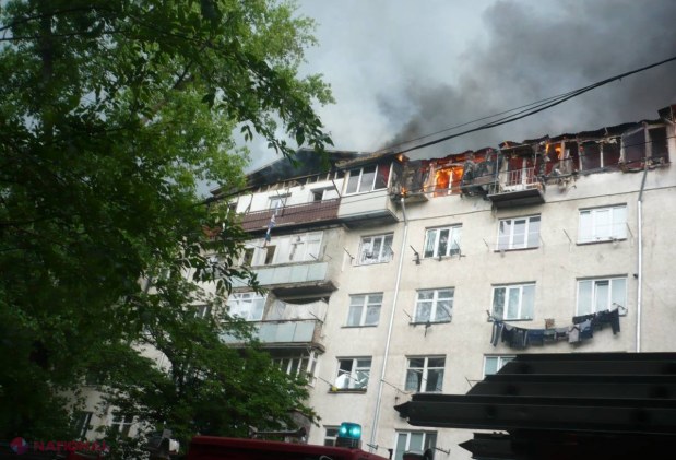 VIDEO FOTO // 28 de apartamente de la mansadra unui bloc din capitală au ars în totalitate