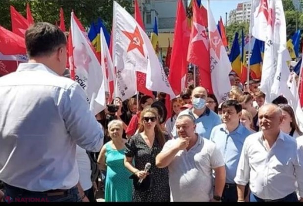 FOTO // Mai mulți funcționari PUBLICI ar fi fost scoși, în timpul orelor de serviciu, la „MITINGUL ELECTORAL” al lui Dodon din fața CSJ: „Instituțiile statului sunt percepute ca propria MOȘIE a celor care guvernează”