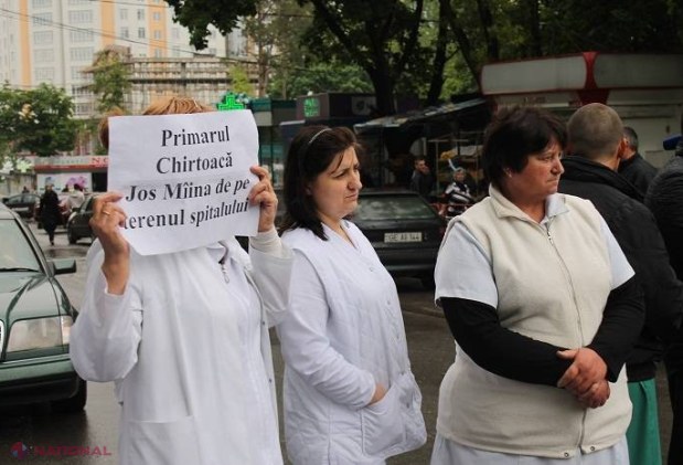 FOTO // Protest cu scandal și circulație blocată în fața Spitalului Republican: „Vrem pământul înapoi”