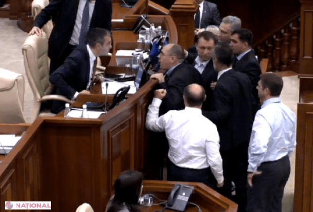 Comportamentul deputaților moldoveni, inclusiv limbajul OBSCEN și BĂTĂILE, au ajuns într-un RAPORT