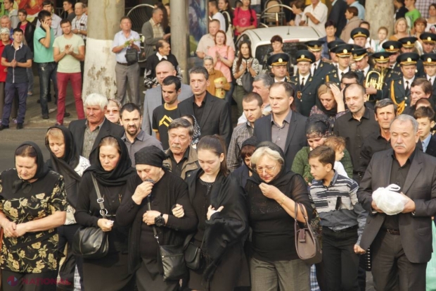 REPORTAJ FOTO // Mii de oameni și-au luat RĂMAS-BUN de la actorul Mihai Volontir, condus astăzi pe ultimul drum