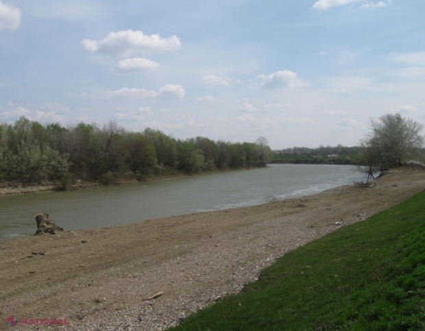 Doi moldoveni au trecut în înot râul Prut pentru a ajunge în Italia: Au fost prinși în România