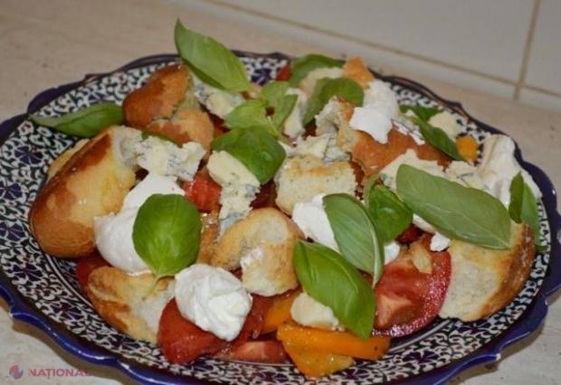 Panzanella: salată italienească de roșii cu pâine