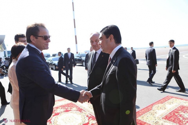 Reportaj FOTO // Cum a fost întâmpinat, la Chișinău, președintele Turkmenistanului