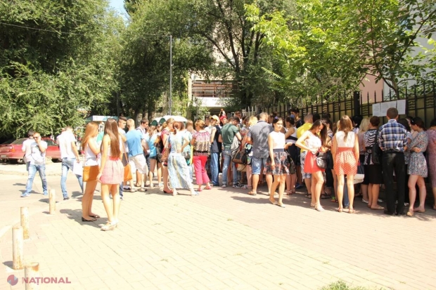 REPORTAJ FOTO // Cozi la Consulatul României! Tinerii vor la studii în țara vecină 