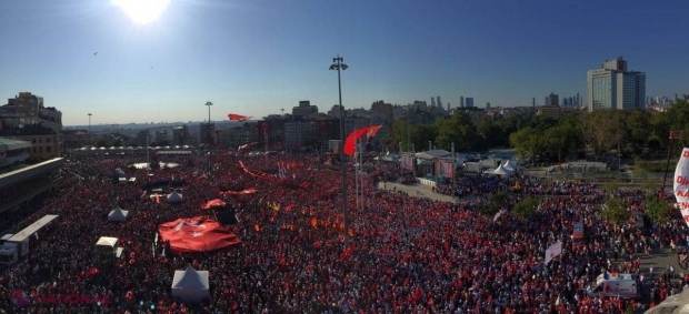 VIDEO // O mare de steaguri roşii în Piaţa Taksim: Mii de turci au ieşit în stradă la Istanbul 