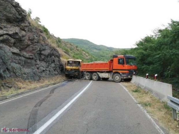 VIDEO // Sârbii din Kosovo blochează drumurile care duc la graniţa cu Serbia 