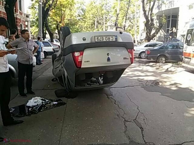 FOTO // Accident în capitală. O mașină s-a RĂSTURNAT