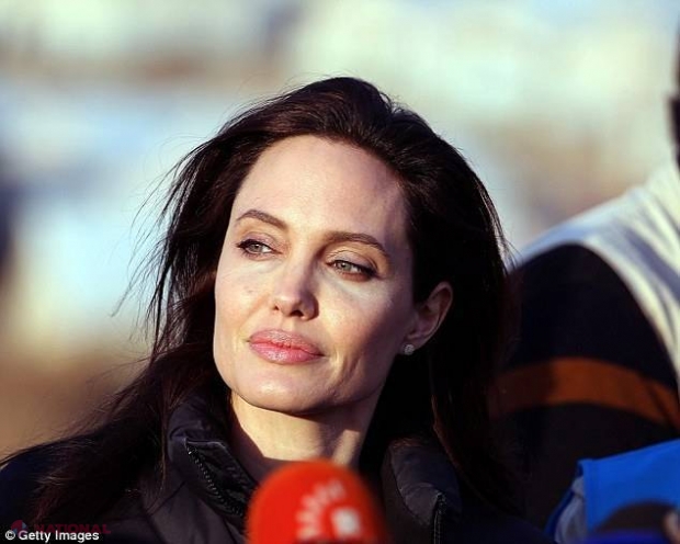 Ce a MOTIVAT-O pe Angelina Jolie să-și scoată ovarele. EXPERȚII în cancer îi LAUDĂ decizia