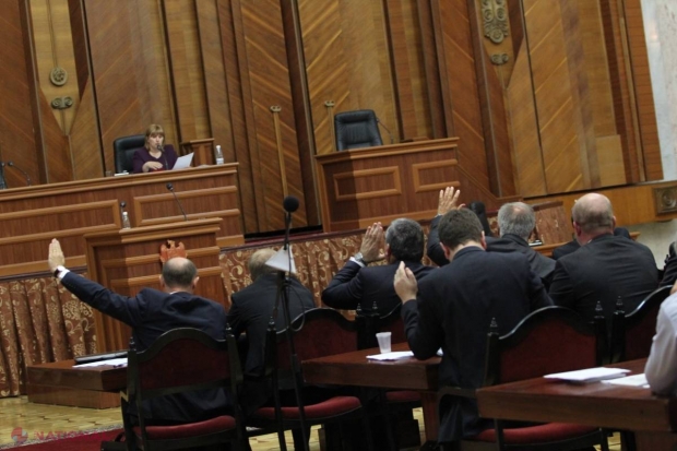 Parlamentul a votat cu scandal noi membri în CSM și CSP