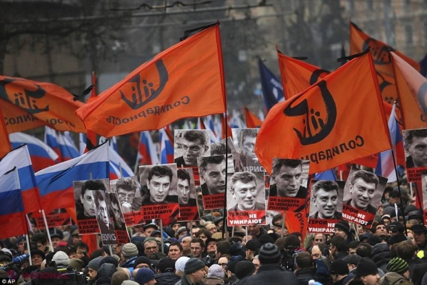 Zeci de mii de persoane s-au reunit în centrul Moscovei pentru a participa la marşul în memoria lui Nemţov