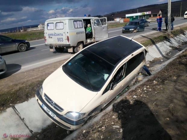 Foto // ACCIDENT  la Peresecina. O maşină a ajuns în şanţ, iar alta a fost GRAV avariată