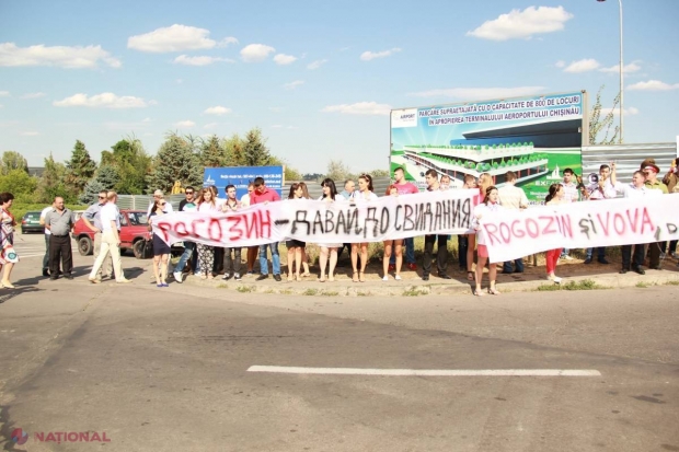 FOTO // Protestatari „ÎNARMAȚI”, în fața Aeroportului din Chișinău. Îl așteaptă pe Rogozin