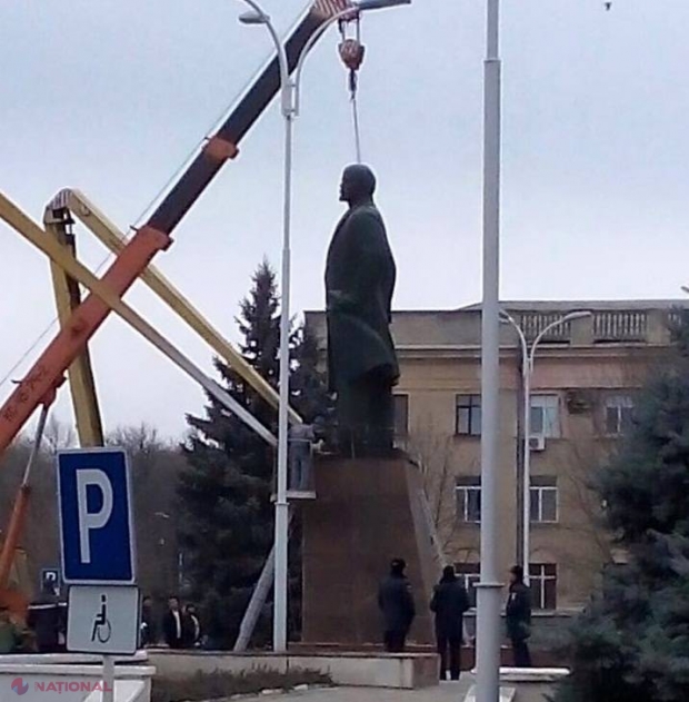 FOTO // Moment istoric: Statuia lui Lenin din Ismail, Ucraina, este DEMONTATĂ