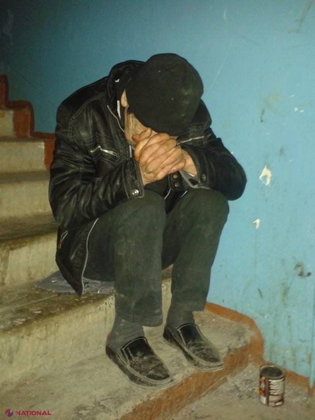 REACȚIE // Ce spun prietenii de familie despre bărbatul care doarme în scara unui bloc din Chișinău