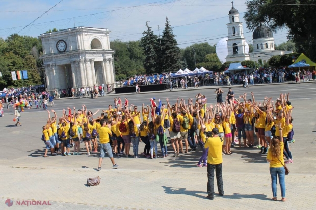 FOTO Cum a spus astăzi „La mulți ani, Republica Moldova!” un grup de tineri 