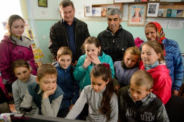 FOTO IMAGINI INCREDIBILE! Cum lecturează vârstnicii în bibliotecile din R. Moldova