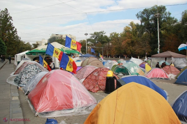 REPORTAJ FOTO // Cum o duc protestatarii din orășelele de corturi. Usatîi a INTERZIS accesul