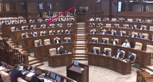 VIDEO, NO COMMENT // Momentul în care Furculiță îi dă PESTE MÂINI deputatului Gațcan, care a votat în Parlament pentru excluderea de pe ordinea de zi a proiectului privind acordarea unui statut special limbii ruse pe teritoriul R. Moldova