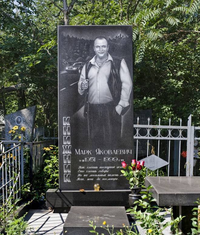 Un fotograf surprinde pietrele funerare fascinante ale mafioţilor ruşi