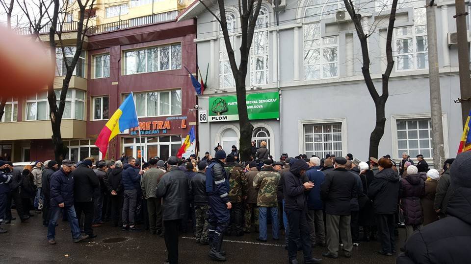 Sute de polițiști, mobilizați la sediul PD
