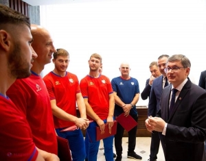 FOTO // Naționala de FOTBAL pe plajă a ajuns la Parlament. Mesajul transmis de Igor Grosu jucătorilor noștri, care au ajuns, în PREMIERĂ, în elita fotbalului pe plajă