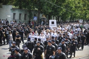 După GRATII, pentru că au aruncat cu ouă în manifestanții de ieri de la „Marșul solidarității”