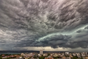 FOTO // „TORNADĂ pe orizontală”, în România: „Ferească Sfântul!!! Aşa ceva nu am mai văzut!”