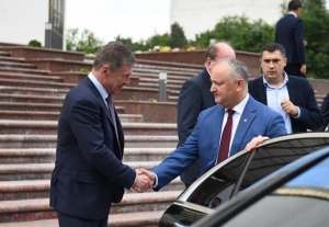 Dodon ar fi fost SOMAT să-și depună MANDATUL de deputat și să renunțe la funcția de PREȘEDINTE al PSRM. Socialistul a plecat iarăși la Moscova