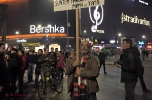 Cel mai PUTERNIC mesaj de la proteste. Fotografia devenită VIRALĂ în câteva ore  