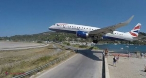 VIDEO // MOMENTE DE GROAZĂ. Modul halucinant în care pilotul unui avion de pasageri a aterizat pe pistă, într-o zonă de turistică preferată de mulţi ROMÂNI