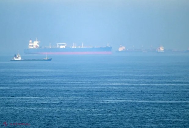 Petrolier în flăcări în Strâmtoarea Ormuz după ce a fost lovit de un proiectil, în timp ce Iranul îl comemorează pe Khamenei