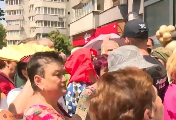 Cozi de sute de metri la un magazin din București, în plină caniculă, pentru ulei la 2 lei și cașcaval la 3 lei, cu jandarmi, îmbulzeli și oameni care leșină pentru câțiva lei economisiți
