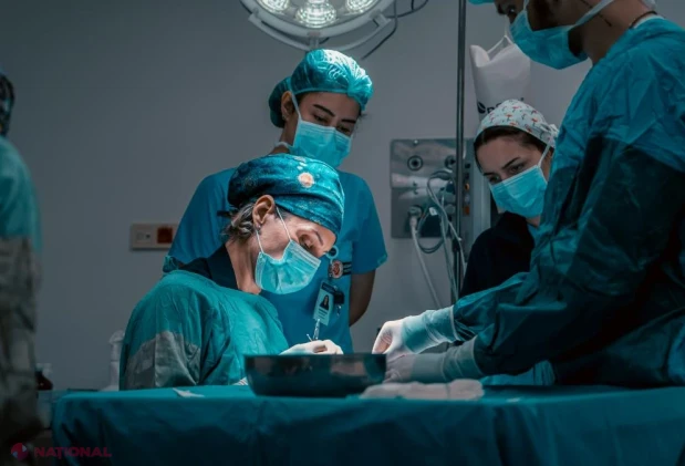 Maraton de 12 ore în sala de operație la Iași: 30 de cadre medicale au făcut posibilă salvarea a doi pacienți prin transplant renal