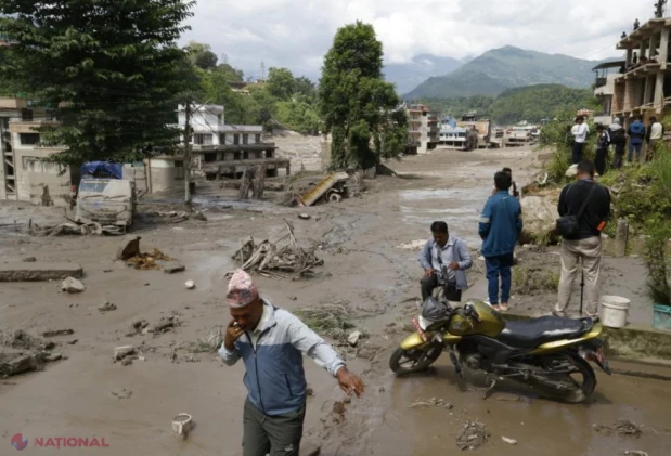 Decizia unui director de școală din Nepal, luată după o alertă pe telefon, a salvat 900 de copii din calea unei viituri