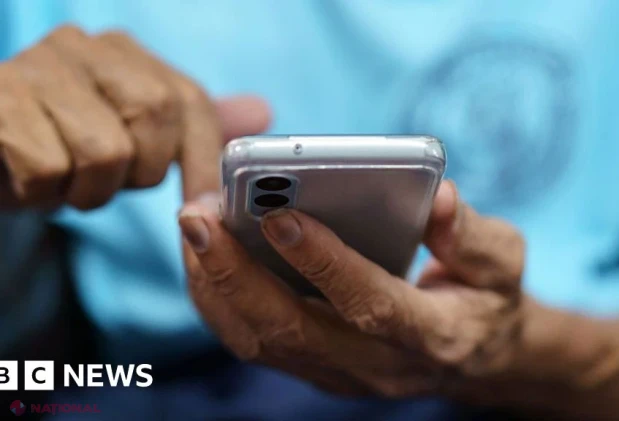 „Îmi este greu să las telefonul din mână”: rețelele sociale îi afectează și pe cei trecuți de 60 de ani