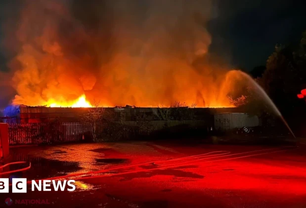 Mai multe vehicule și remorci, avariate într-un incendiu accidental izbucnit la o companie de reciclare a bateriilor
