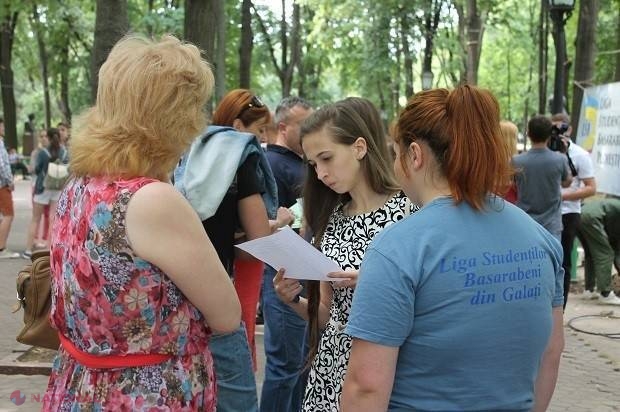 ÎMBULZEALĂ astăzi în centrul Chișinăului. Absolvenții au dat NĂVALĂ la Târgul Universităților din România