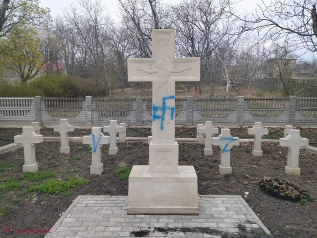 FOTO // „Z” și „V”, însemnele INVAZIEI RUSEȘTI în Ucraina, pe chipul lui Hristos și CRUCILE din Cimitirul eroilor români dezrobitori de la Fălești. Socialistul Sava s-a LĂUDAT cu „prima reacție” la interzicerea simbolurilor respective în R. Moldova