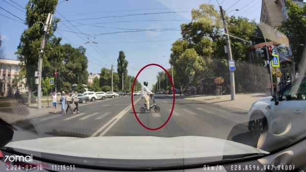 VIDEO // Noi IMAGINI cu presupusul ASASIN din sectorul Râșcani. După ce ar fi împușcat cu sânge rece un cetățean turc, acesta s-a deplasat cu o bicicletă chiar vizavi de locul crimei