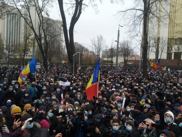 VIDEO, UPDATE // Maia Sandu se ALĂTURĂ protestatarilor. „Veniți cu noi, vă FURĂ și pe voi”. Mii de cetățeni au venit la protestul din fața Parlamentului, după ce Maia Sandu a anunțat începerea „luptei” împotriva „grupării oligarhice Dodon-Șor”