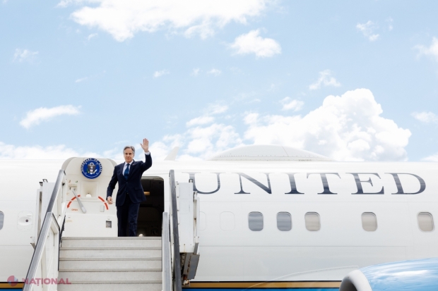 VIDEO // Avionul lui Antony Blinken a ATERIZAT pe AIC. O mână de susținători ai lui Șor s-au dat în spectacol la intrarea în Chișinău, pe drumul dinspre aeroport. O persoană a fost REȚINUTĂ și dusă la comisariat