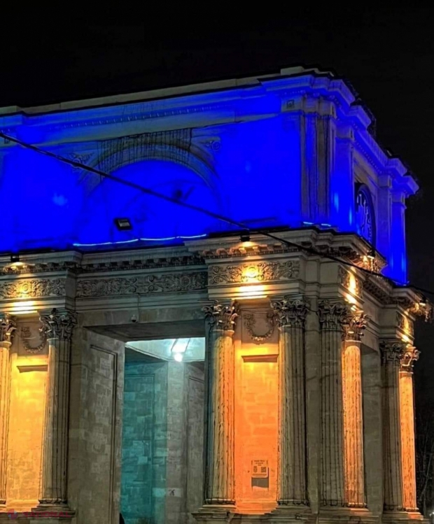 GALERIE FOTO // Arcul de Triumf din centrul Chișinăului, iluminat în culorile drapelului ucrainean. Marș al solidarității în capitala R. Moldova, la doi ani de la invazia militară a Rusiei în statul vecin