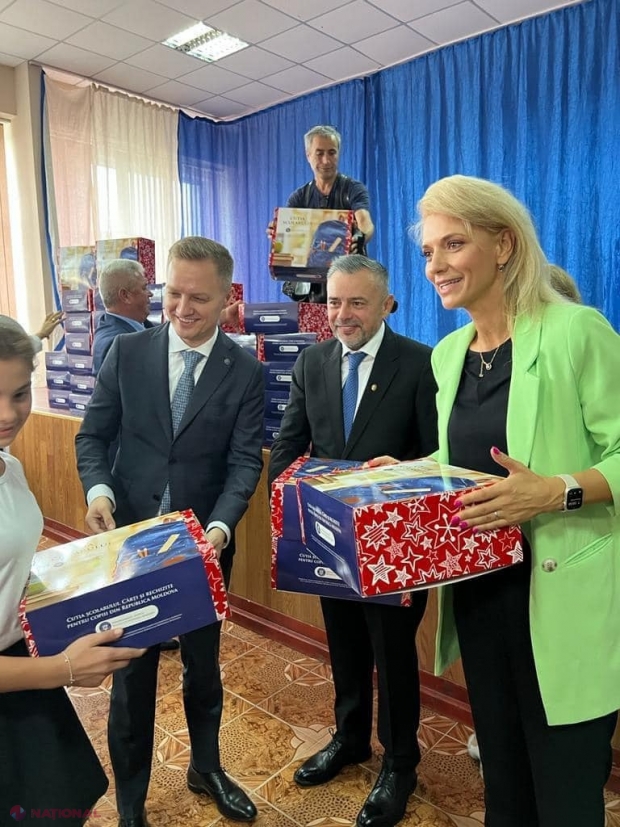 FOTO // Președinta SENATULUI României, în vizită la Gimnaziul „Alexandrina Rusu” din Dănceni, raionul Ialoveni. Elevii au primit de la Alina Gorghiu și Adrian Dupu „Cutia Școlarului” cu toate cele necesare începerii anului școlar