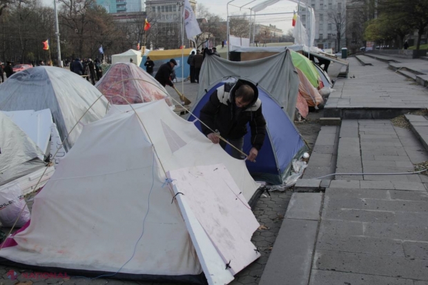 REPORTAJ FOTO // Cerința primarului, NEGLIJATĂ! Protestatarii „întăresc” orășelul de corturi