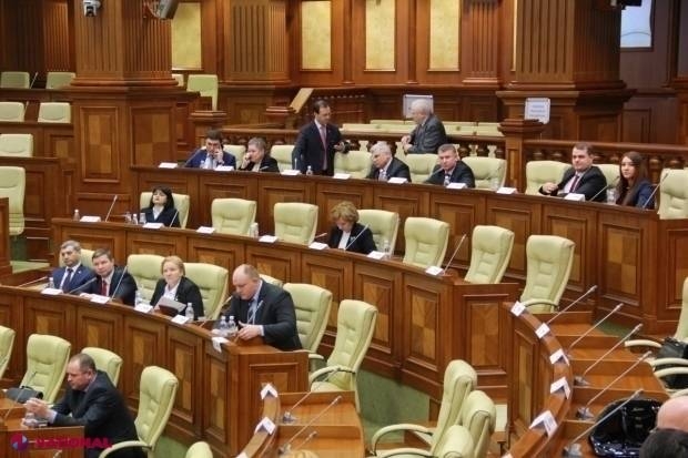 O comisie parlamentară RESPINGE limba română din Constituție prin voturile socialiștilor și comuniștilor