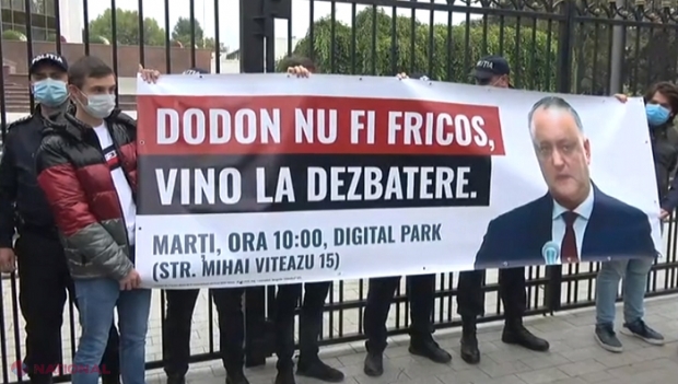 VIDEO // Poliția a împiedicat reprezentanții PAS să lase pe gardul Președinției o invitație pentru Igor Dodon de a participa la dezbateri: „Igor Dodon e un fricos”